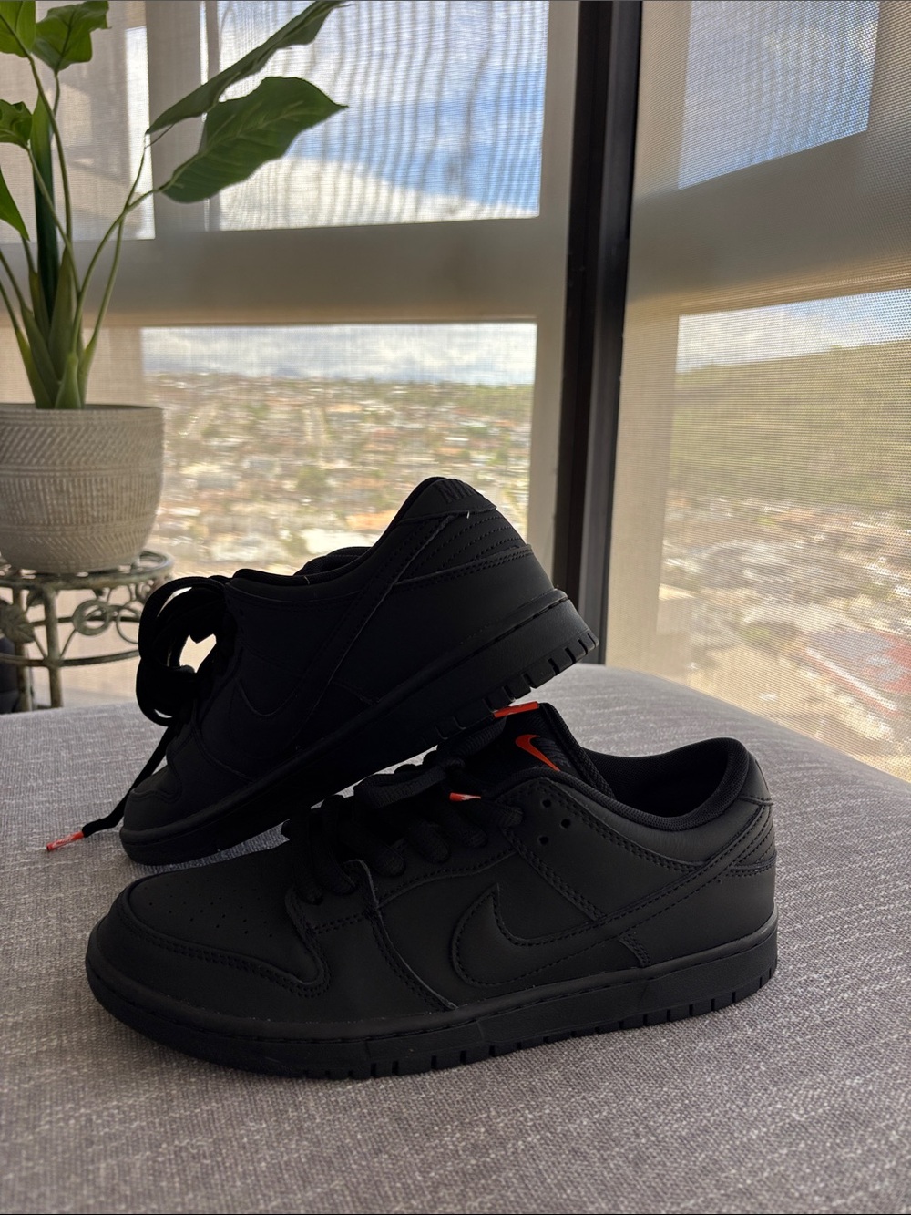 Nike Black Low-Top Sneakers with Orange Accent - Men